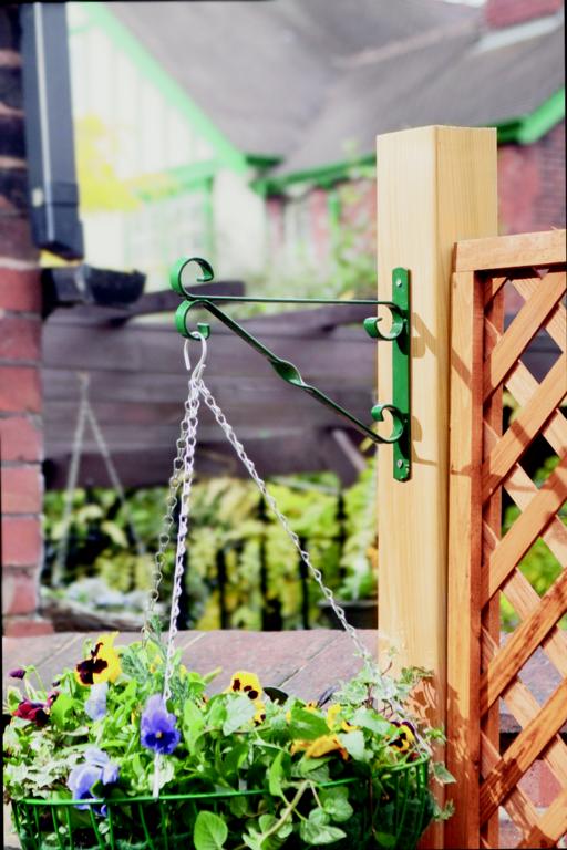 Ambassador Hanging Basket Bracket 40cm/16" Green